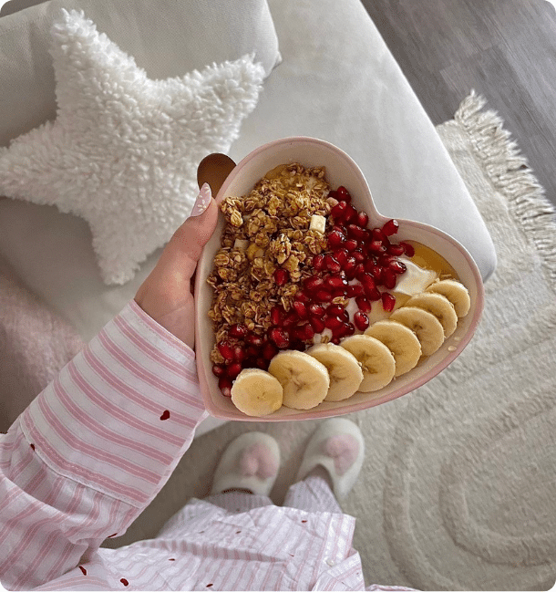 assiette coeur avec yaourt muesli fruits