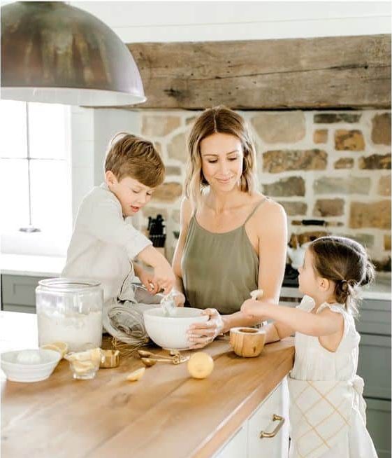 famille avec enfants qui cuisine