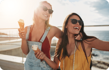 Deux amies qui rigolent