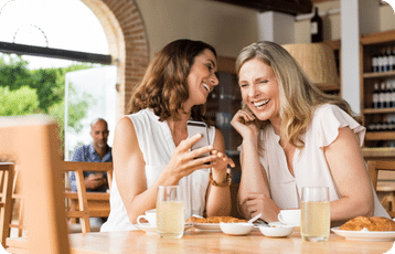 Deux amies qui rigolent