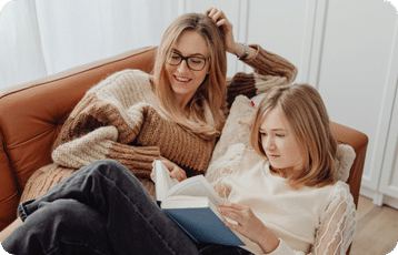 Mère et fille en train de lire