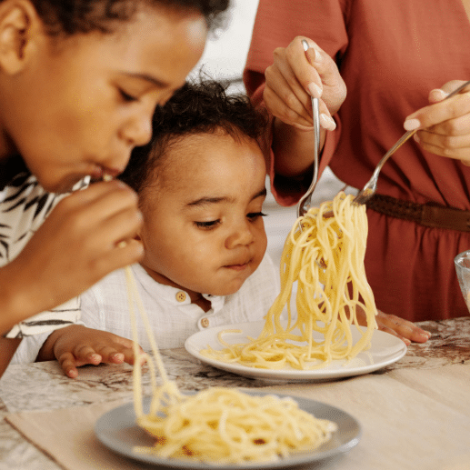 Enfant qui mange des pates