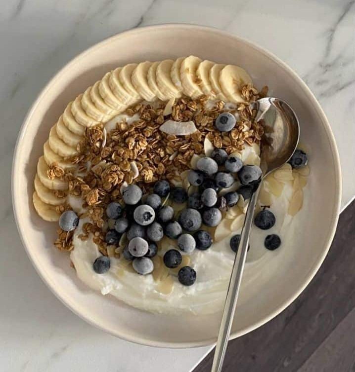 Assiette yaourt et fruits
