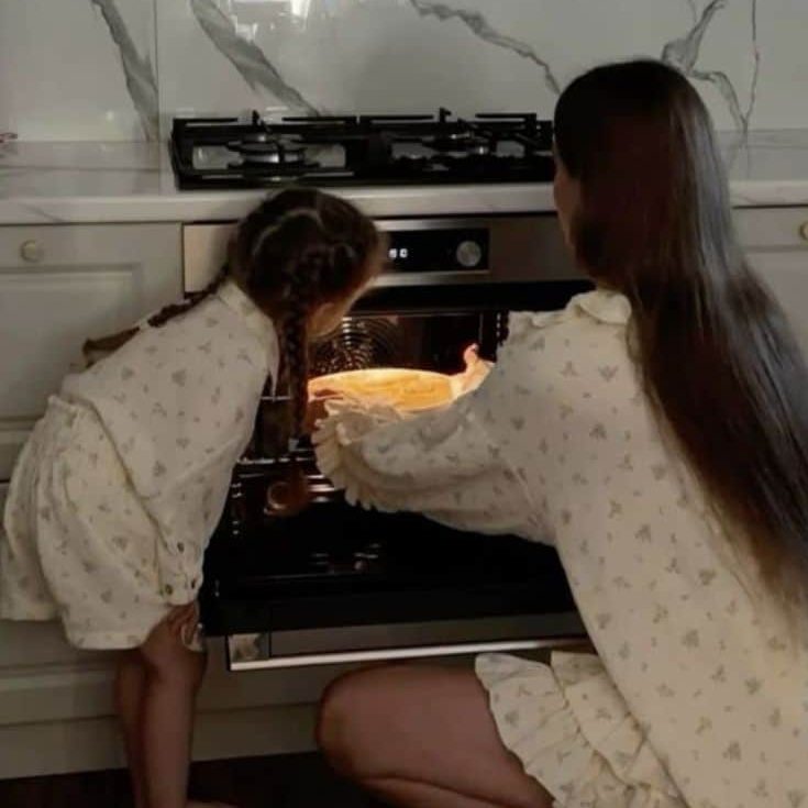 mère et fille qui cuisinent