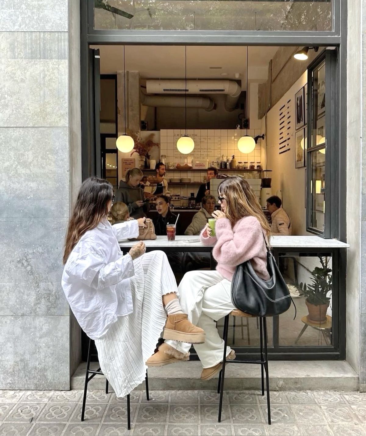 Copines qui boivent un verre
